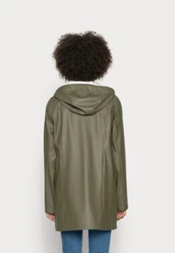 ILSE JACOBSEN Raincoat - Regenjas - Army -Ilse Jacobsen 7b77c7a5938c4009bf8370001a0c506c